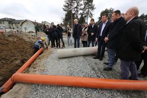 MIROVIĆ I VUČEVIĆ: Obišli radove na izgradnji kružnog toka u Sremskoj Kamenici