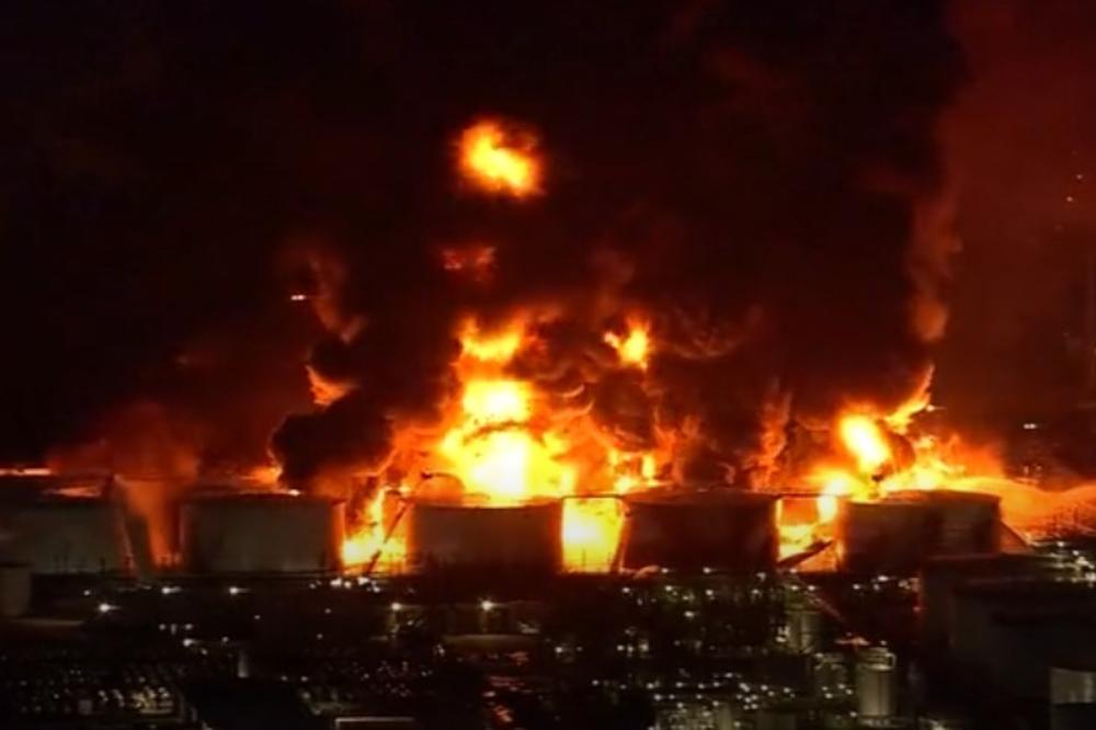 PANIKA U HJUSTONU: Gori ogromno hemijsko postrojenje, požar guta rezervoare s plinom, naftom i kiselinom! Ljudi se žale na bolove u glavi i plućima! (VIDEO)
