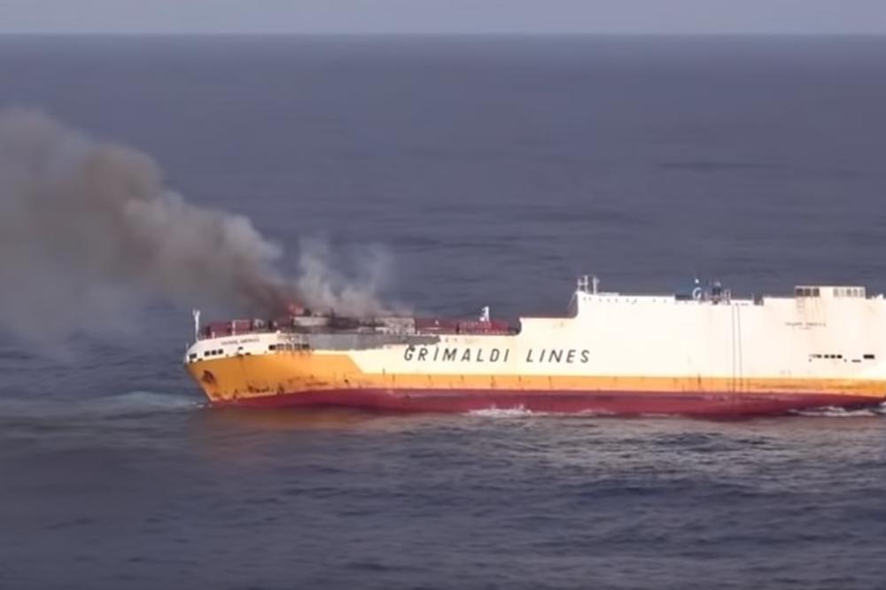 KAKAV PEH: Luksuzni poršei od 260.000 evra potonuli na dno okeana posle velikog požara na teretnom brodu! Uništeno 2.000 automobila! (VIDEO)