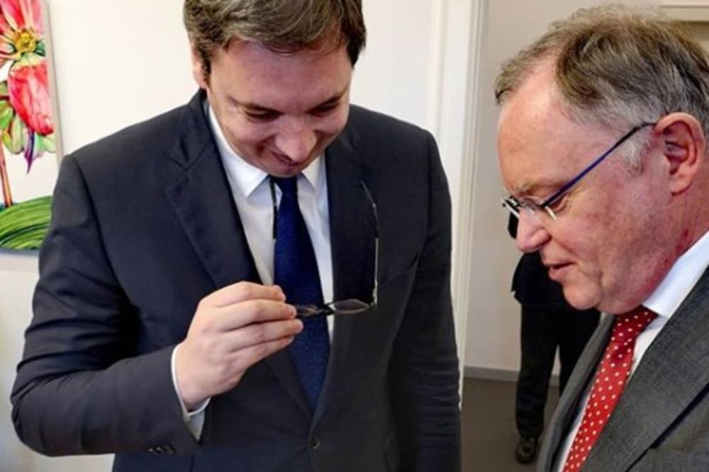 SRDAČAN SUSRET U HANOVERU: Vučić se sastao sa predsednikom vlade Donja Saksonija! Evo šta su poklonili jedan drugom (FOTO)