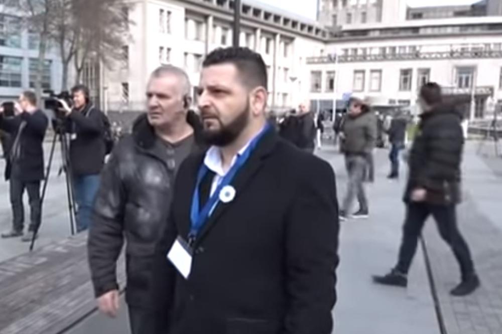 VREĐALI GA ISPRED SUDNICE U HAGU: On je danas napao čoveka sa srpskom zastavom uoči izricanja presude Radovanu Karadžiću (VIDEO)