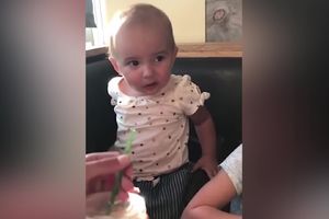 KAKVA RADOST! Neviđena reakcija bebe kada je prvi put okusila čokoladno mleko i to još na slamčicu (VIDEO)
