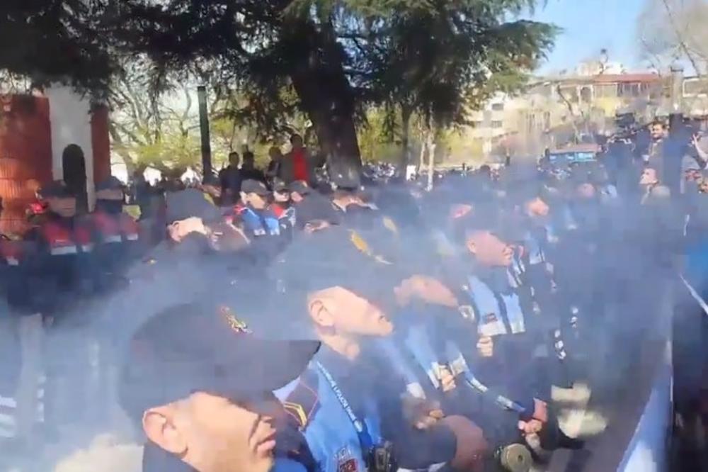 PONOVO GORI TIRANA: Policija sprečila demonstrante da probiju kordon, oni ih gađali flašama! Ima povređenih na obe strane! (VIDEO)