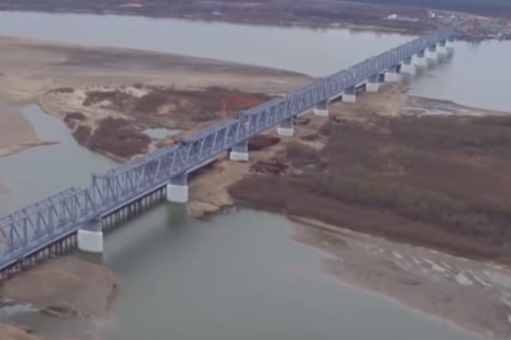 JAČAJU ČELIČNE VEZE RUSIJE I KINE: Završen prvi železnički most između dve zemlje na Dalekom istoku (VIDEO)