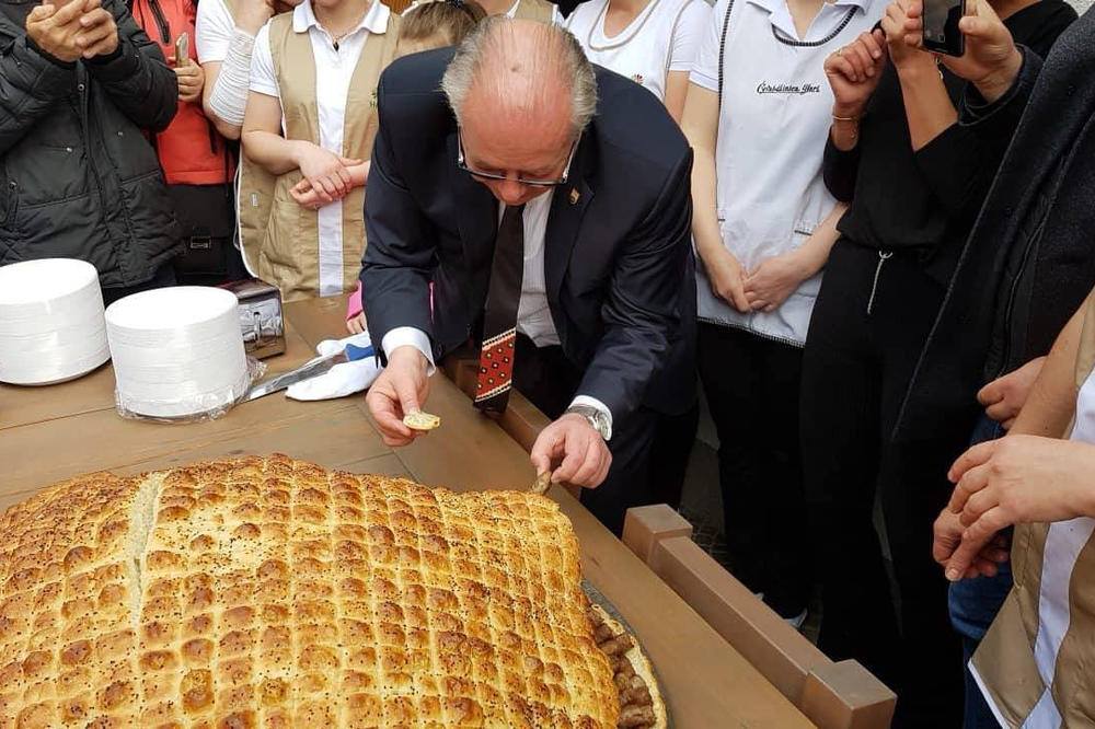 TRAVNIK NA POSEBAN NAČIN OBELEŽIO DAN OPŠTINE: Napravljena porcija od 2.160 ćevapa, nestala za svega pola sata! (FOTO)