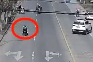 SCENA KAKVA SE RETKO VIĐA: Motociklista se onesvestio tokom vožnje, a ono što je jedan vozač uradio da mu pomogne oduševilo je sve! (VIDEO)