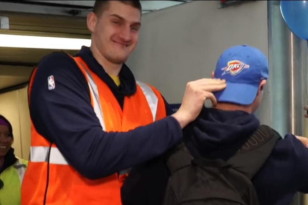 NIKOLA KAO RADNIK NA AERODROMU: Pogledajte kako je Jokić reagovao kada je video čoveka sa Oklahominim kačketom (VIDEO)