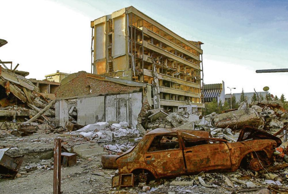Slike razaranja... Objekat VJ u Prištini