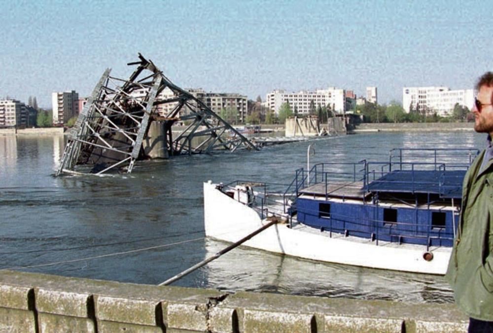Udar po infrastrukturi... Ruševina Petrovaradinskog mosta u Novom Sadu