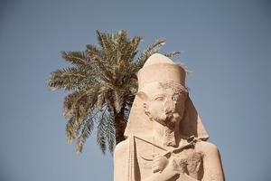 AKO PROĐE, PROĐE! Dizalicom pokušali da ukradu kip Ramzesa II: Statua je teška 10 tona, egipatska policija uhapsila tri osobe