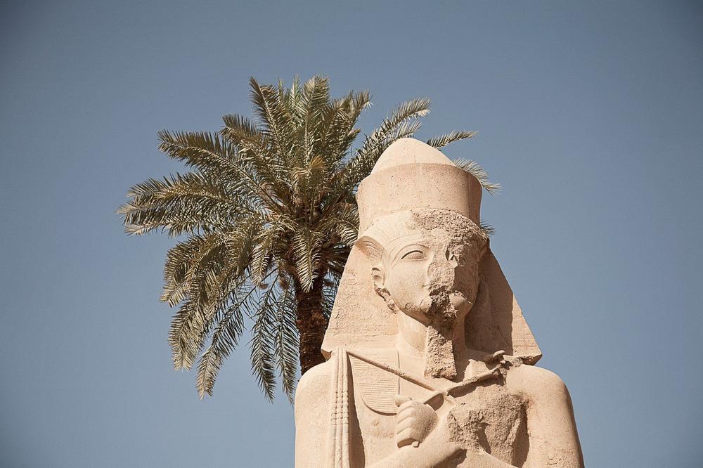 AKO PROĐE, PROĐE! Dizalicom pokušali da ukradu kip Ramzesa II: Statua je teška 10 tona, egipatska policija uhapsila tri osobe