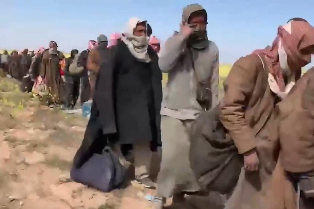 ISLAMSKA DRŽAVA JE MRTVA:  Palo i poslednje uporište džihadista! Ovo je najduža kolona predaje ID! (VIDEO)