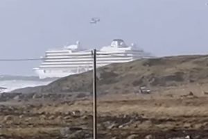 HITNA EVAKUACIJA NA KRUZERU KOD NORVEŠKE! Poslali poziv u pomoć, 1.300 ljudi helikopterima prebačeno na obalu! Spasilački čamci nisu mogli da priđu od snažnog vetra! (VIDEO)