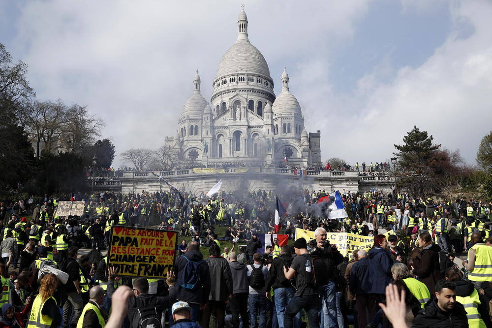 OŽIVELI ŽUTI PRSLUCI UPRKOS ZABRANI: 40.000 nezadovoljnih Francuza izašlo na ulice! Uhapšena 233 demonstranta!
