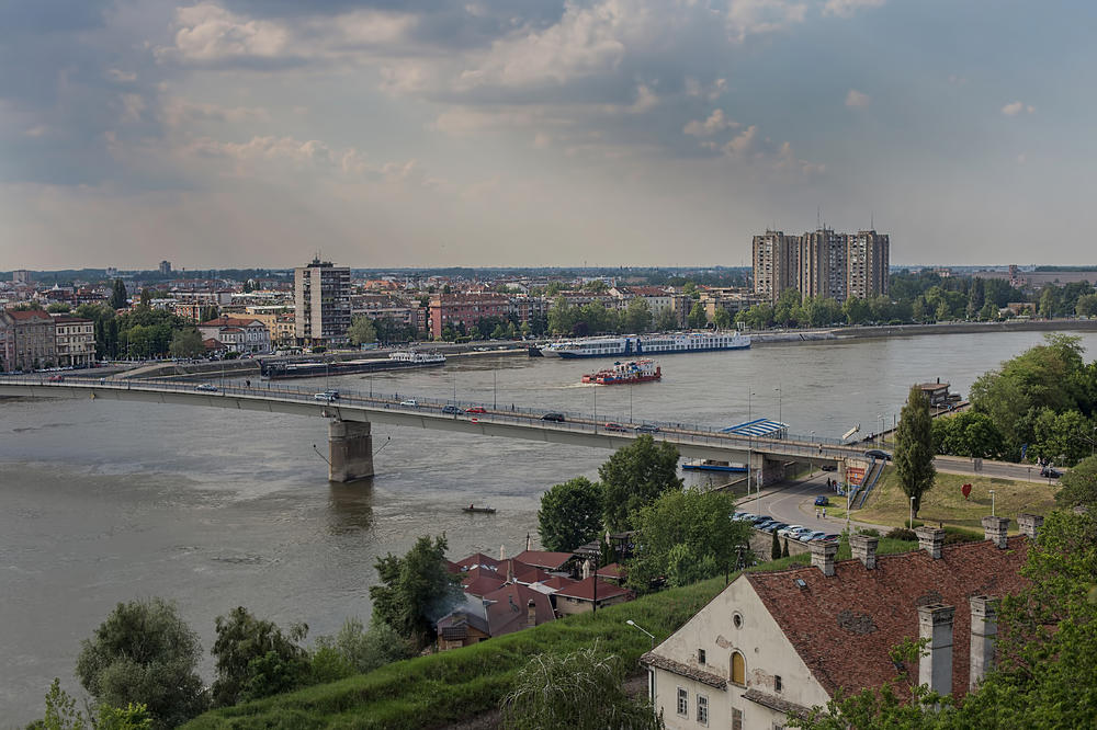 UŽAS U NOVOM SADU: Žena sločila u Dunav sa Varadinskog mosta