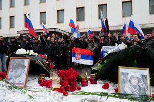 NOĆNI VUKOVI SA ZASTAVAMA SRBIJE I PODIGNUTA TRI PRSTA: Sećanje na žrtve NATO agresije, cveće i sveće u Moskvi! 200 bajkera pred ambasadom Srbije! (FOTO, VIDEO)
