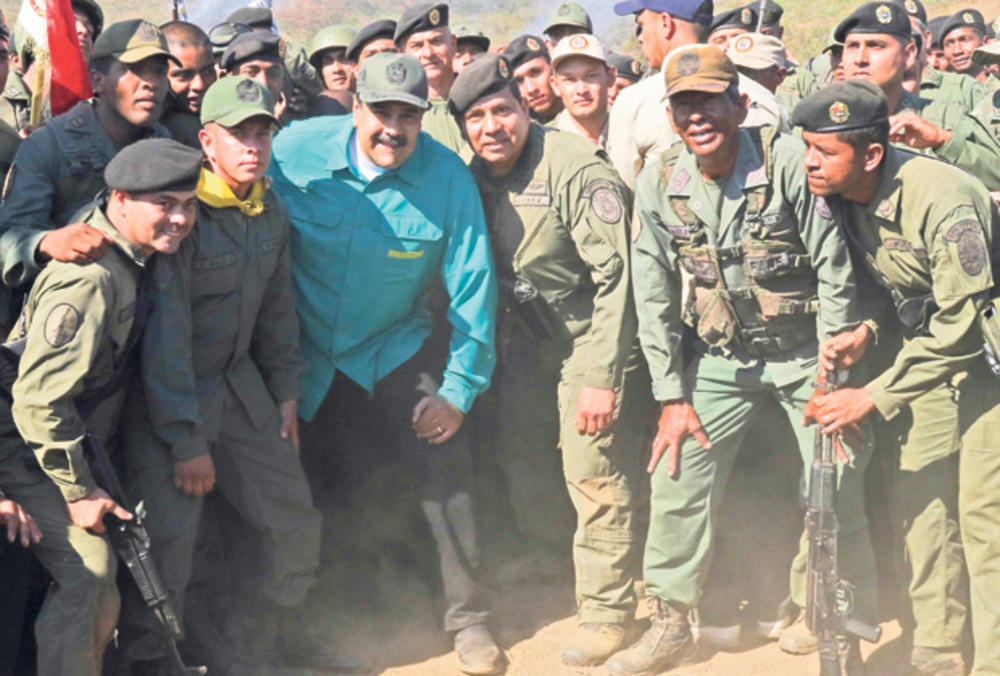 Borbena gotovost... Nikolas Maduro sa vojnicima