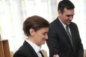 DRUGARI IZ ŠKOLSKE KLUPE: Pogledajte premijerku Anu sa Tominim sinom