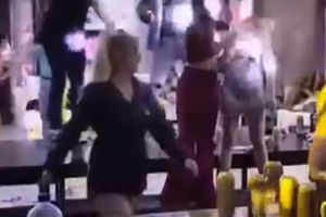 JAMI PALA U ZADRUZI: Pevačica sa najdužim nogama se prosula po podu CELOM DUŽINOM! (VIDEO)
