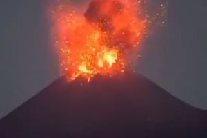 PONOVO PRORADIO MEKSIČKI VULKAN: Izbacio vatrene lopte, a dim kuljao do 3.000 metara u visinu (VIDEO)