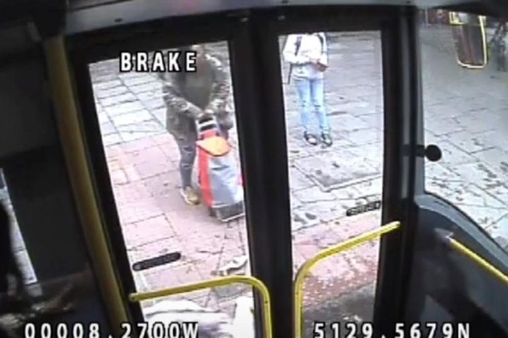 ŠOKANTAN SNIMAK ZGROZIO SVET: Pobesnela majka gurnula ženu pod autobus pred očima DEČICE (VIDEO)