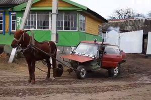 PA OVO JE HIT IZUM! NI KONJ NI AUTOMOBIL: Pogledajte šta je jedan Belorus napravio da se vozi po selu! (VIDEO)