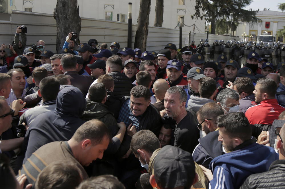 ALBANIJA KLJUČA, OPOZICIJA PONOVO NA PROTESTIMA: Danas najveći nacionalni protest, traži se ostavka Edija Rame