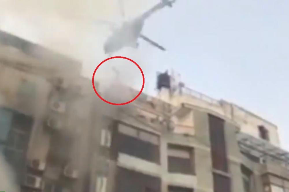STRAHOVIT POŽAR U TRGOVINSKOM CENTRU BANGLADEŠA: Ljudi skaču sa 9. sprata! Helikopter pokušava da spase ljude sa krova poslovne zgrade! (VIDEO UŽIVO)