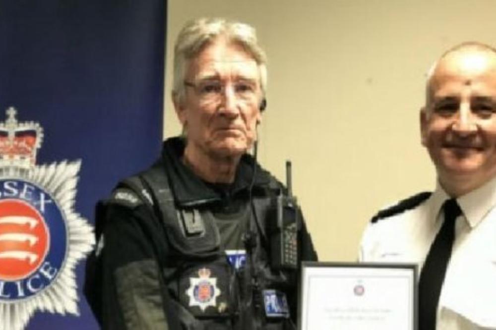 BEZ STARCA NEMA UDARCA: Britanski policajac (74) posle žestoke jurnjave kroz dvorišta uhapsio kriminalca kome deda može da bude!