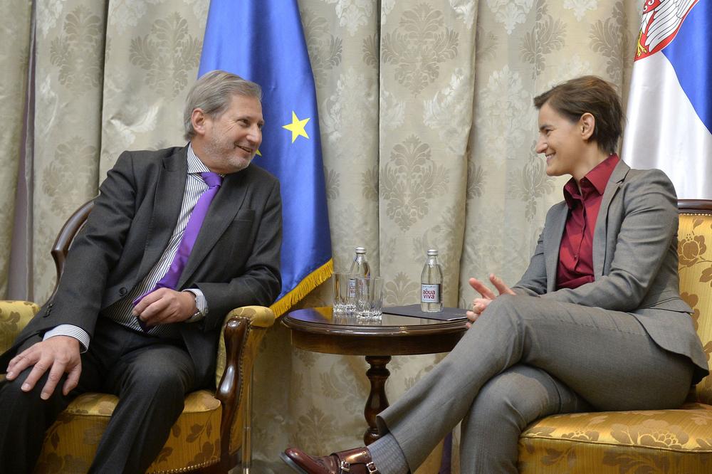 SASTANAK RANOM ZOROM U VLADI SRBIJE: Premijerka Brnabić razgovarala sa komesarom Hanom (FOTO)