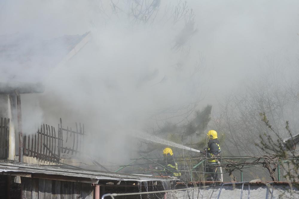 PRONAĐENO BEŽIVOTNO TELO STARICE (83) U ČURUGU: Kuljao dim iz kuće u kojoj je živela sama, vatrogasci i policija srušili krov da bi došli do nje