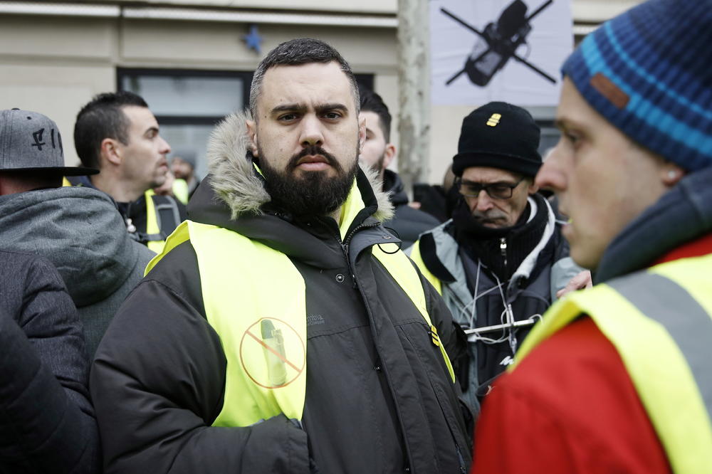MAKRON SE OBRAČUNAVA SA ŽUTIM PRSLUCIMA: Lider protesta kažnjen sa 2.000 evra