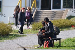 MIGRANTI DOŠLI SA LEPIM VREMENOM: Lozničani strane goste opet viđaju na starom mestu, kod autobuske stanice