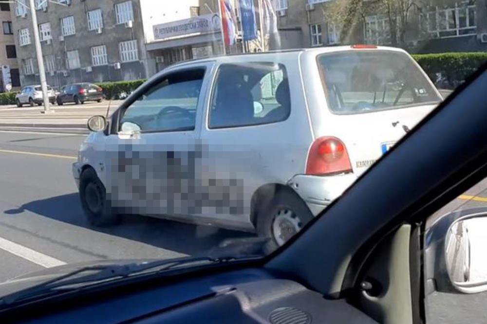 ZAPREPASTILA SVE NA ULICI: Beograđanka vozila, svi je snimali i plakali od smeha, a razlog je ISPISANA PORUKA NA NJENOM AUTU! (FOTO)