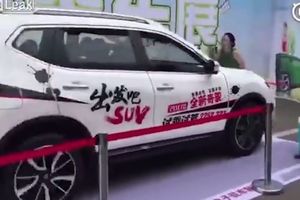 PREGAZIO VODITELJKU PRED SVIMA! Evo koliko je bezbednosni sistem na kineskom autu (NE)POUZDAN! (VIDEO)