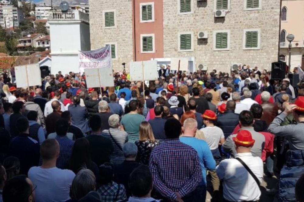 PROTEST U HERCEG NOVOM: Podrška građanskim protestima kako bi i ostali građani Crne Gore živeli slobodno, bez straha i pritisaka!