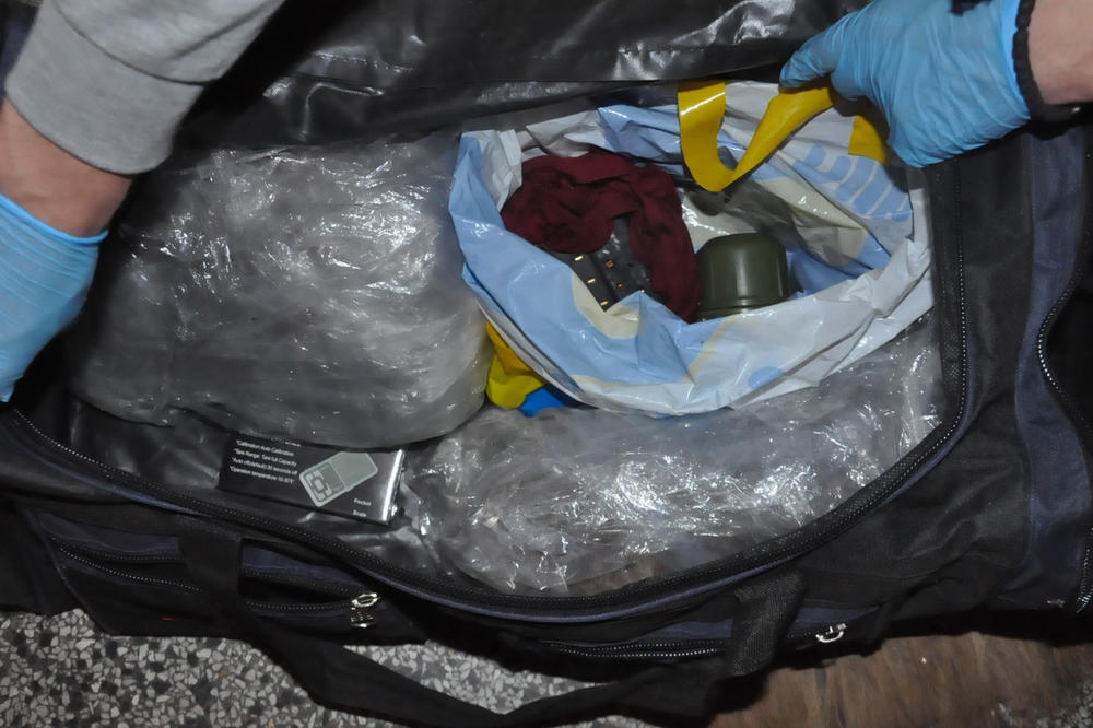 PALA TROČLANA BANDA DILERA, MEĐU NJIMA I MALOLETNIK: Policija im upala u stanove i našla 4 kilograma droge i bombu