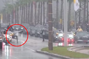 INCIDENT TOKOM PAPINE POSETE MAROKU: Čovek trčeći krenuo ka kraljevom automobilu, OBEZBEĐENJE GA SPREČILO U POSLEDNJI ČAS! (VIDEO)