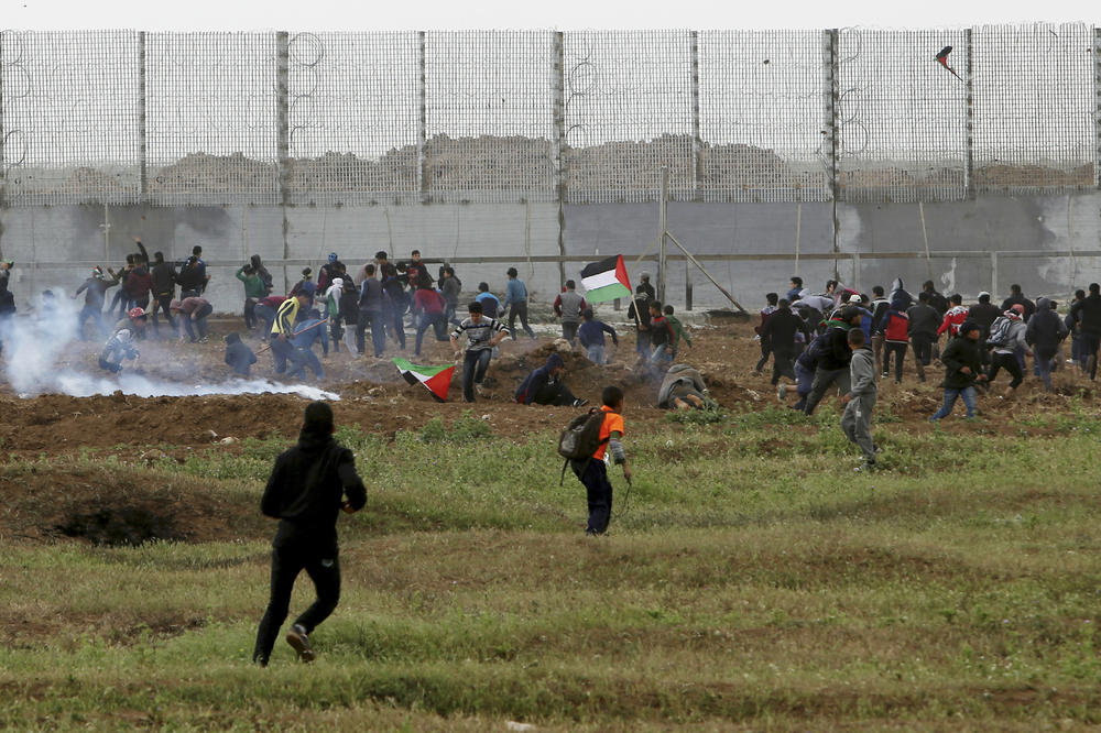 KRVAVO U GAZI: 40.000 Palestinaca nagrnulo na granicu sa Izraelom, vojska odgovorila bojevom municijom! Dva tinejdžera poginula, više od 200 ranjenih (VIDEO)