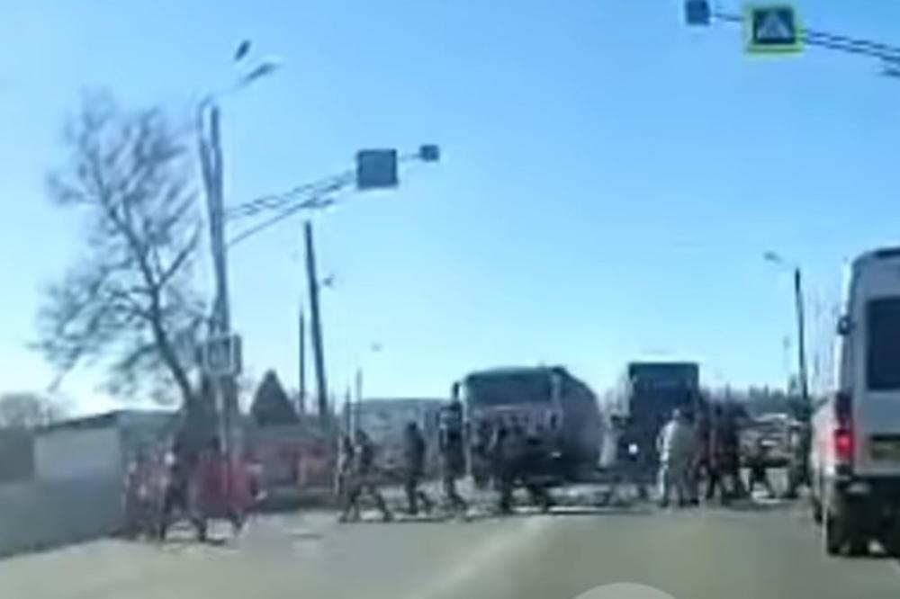 KAMERE SNIMILE NEVEROVATNU SCENU NA PUTU: Deca prelazila ulicu, a onda se odjednom pojavio ogromni kamion! Milimetri ih delili od sigurne smrti (VIDEO)