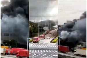 STRAVIČNA EKSPLOZIJA U FABRICI U KINI, 7 POGINULIH: Vatra guta okolne zgrade, crni dim PROGUTAO grad! (VIDEO)