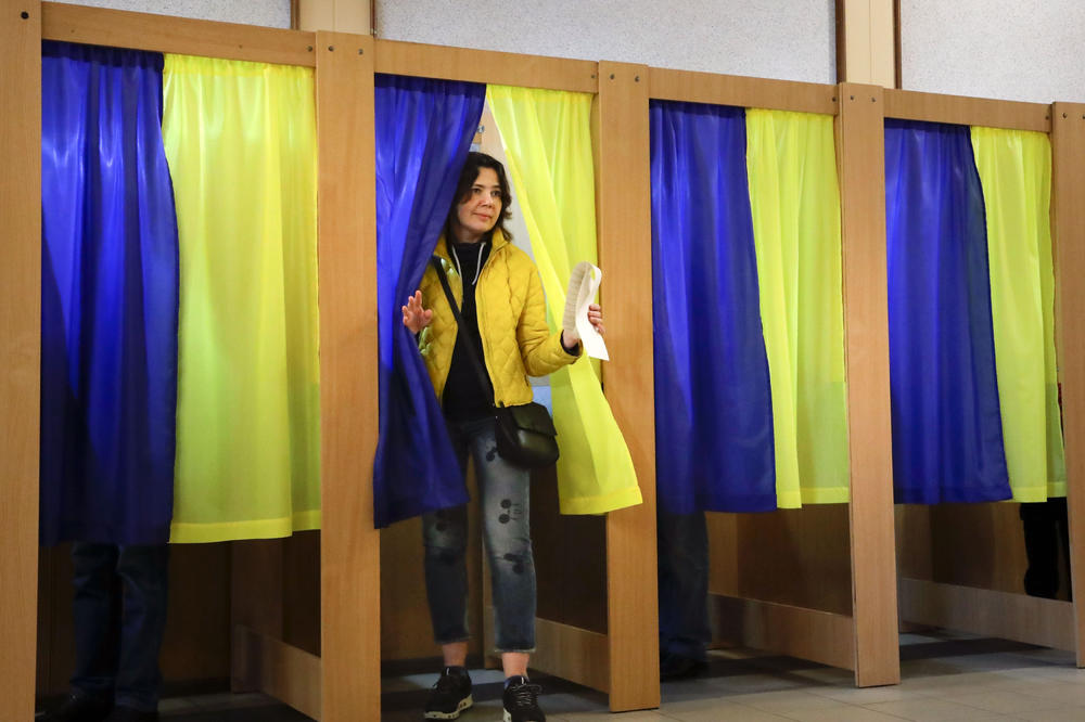 BOMBA NA IZBORIMA U UKRAJINI: Na glasačko mesto bačen molotovljev koktel, požar ugašen, glasanje nije prekinuto! (VIDEO)