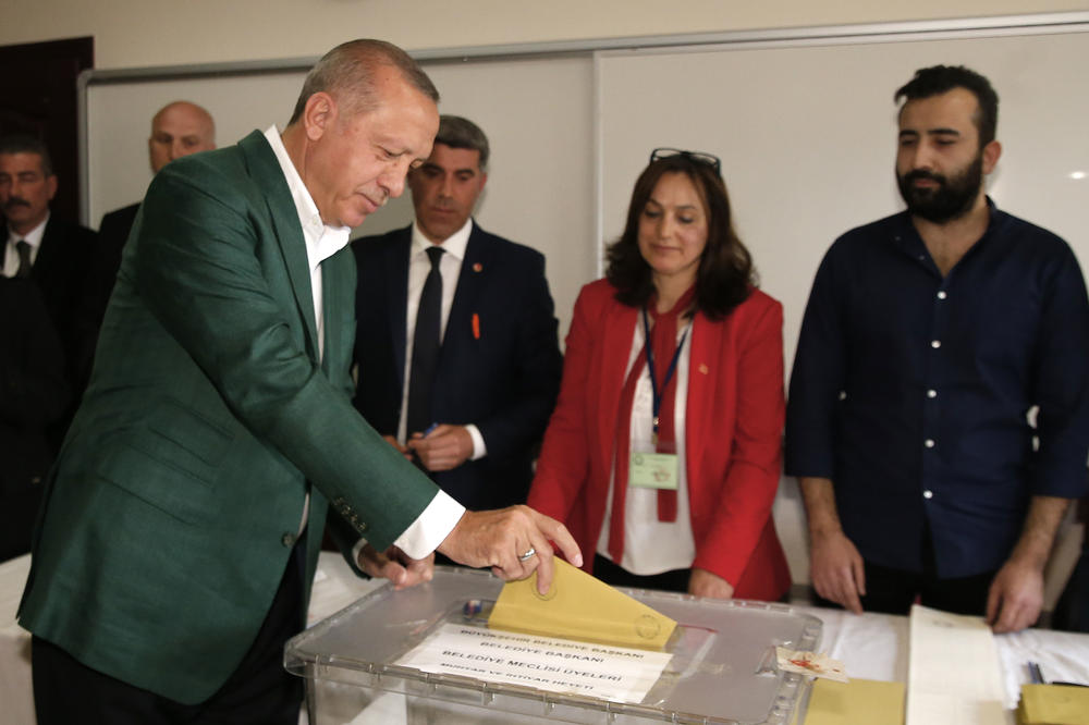 ERDOGAN ŽALI ZBOG SMRTI DVE OSOBE NA GLASAČKOM MESTU: Turski predsednik glasao na lokalnim izborima koje smatra ključem demokratije