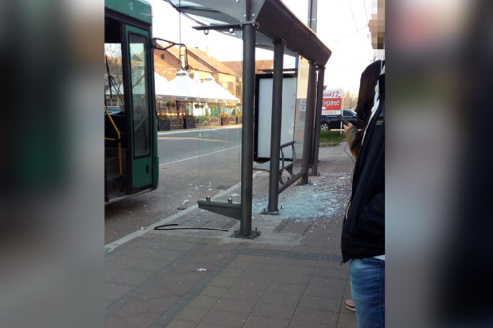 HAOS U PEĆINCIMA! AUTOBUS UDARIO U STANICU: Vozač izgubio kontrolu, staklo prštalo na sve strane, ljudi gledali u šoku (FOTO)