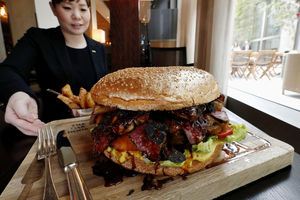 KAD SLAVE NOVOG CARA NE ŽALE PARA: Džinovski burger u Japanu služe za 800 evra! Luksuzno jelo je posuto zlatom, a evo šta sve ima unutra! (FOTO)