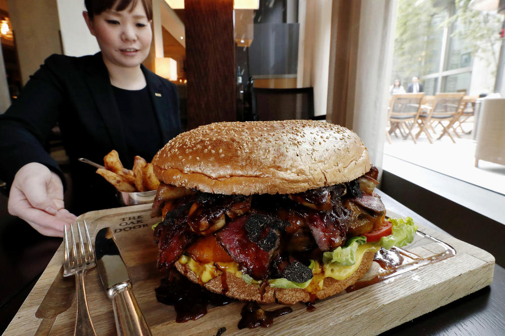 KAD SLAVE NOVOG CARA NE ŽALE PARA: Džinovski burger u Japanu služe za 800 evra! Luksuzno jelo je posuto zlatom, a evo šta sve ima unutra! (FOTO)
