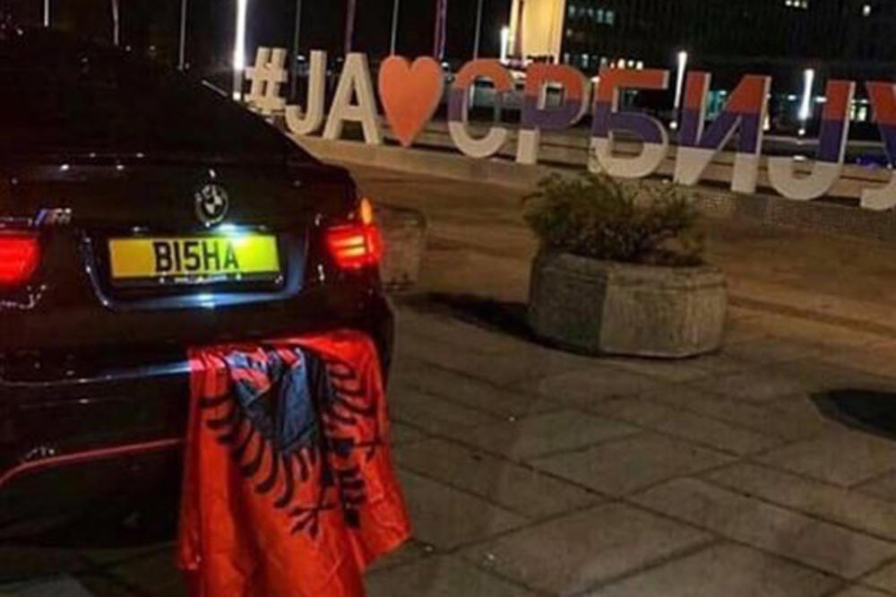 KUKAVIČKA PROVOKACIJA! Albanac se slikao ispred znaka SRBIJA usred noći, raširio zastavu Albanije, pa POBEGAO! (FOTO)