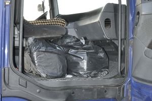 ŠVERCOVALI DUVAN I ODEĆU U KAMIONIMA: U dva vozila nađeno 99 kilograma duvana i oko 300 komada garderobe