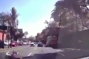 ŠOK SNIMAK! POGLEDAJTE NEVEROVATNU SCENU USRED BELA DANA: Gepek automobila u pokretu se otvorio, a iz njega je iskočio muškarac VEZANIH RUKU (VIDEO)