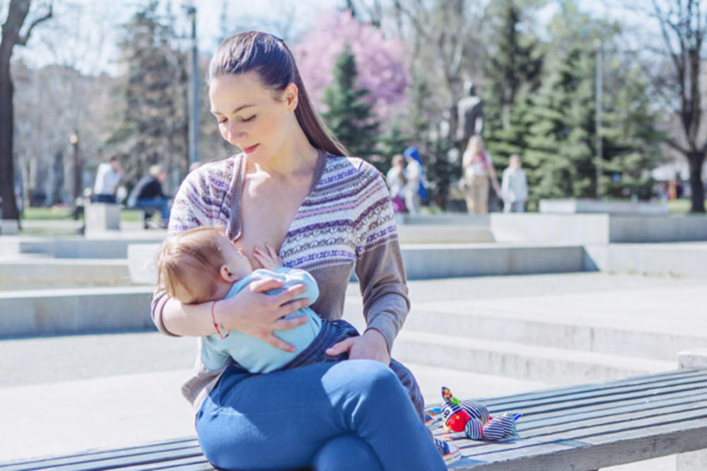 NACIONALNA ISTRAŽIVANJA POKAZUJU: Mamama potrebna veća podrška kako bi dojile u javnosti